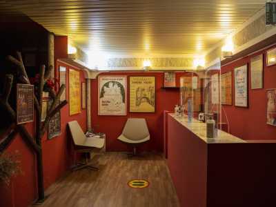 Varchiamo l�ingresso capeggiato dall�insegna nera e rossa e attraverso una scalinata accediamo ai locali sotterranei. Siamo nel minuto foyer del teatro, le cui pareti sono adornate dalle locandine degli spettacoli che hanno reso famosa Nietta...